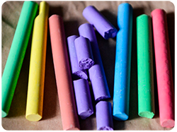 Un gran mural con gises